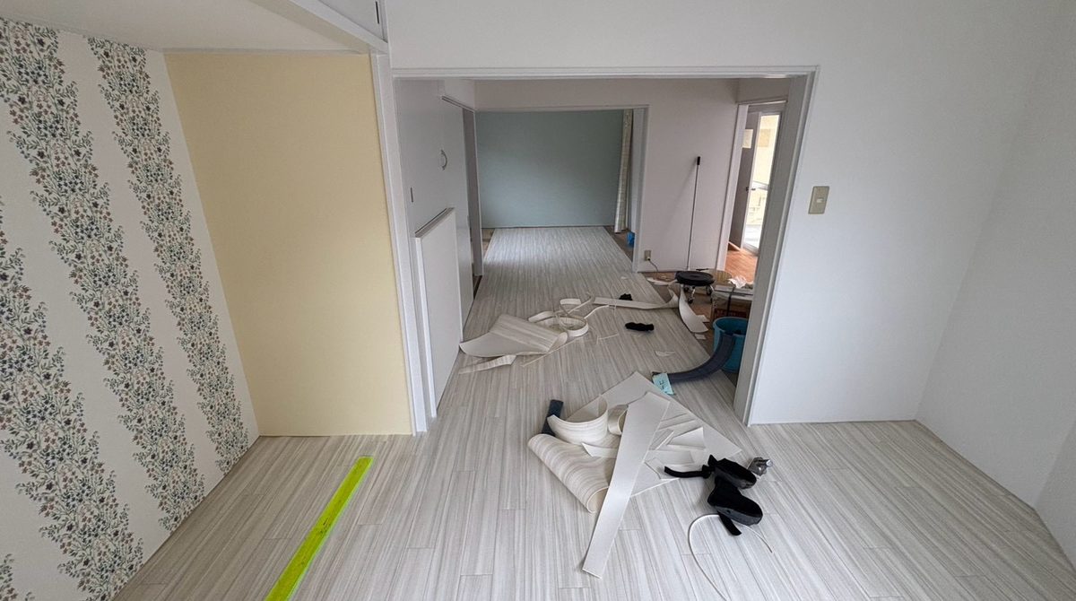 床と壁紙を張り替えている途中の室内（大阪市東住吉区矢田・施工中）